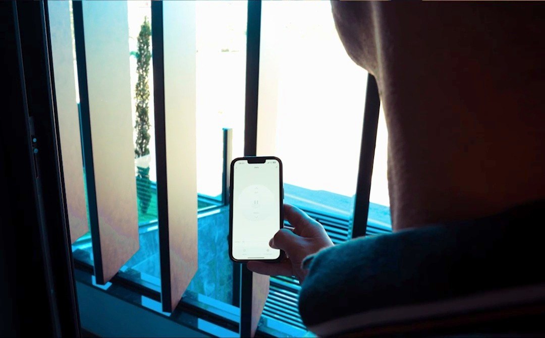 Cliente acionando pelo celular a abertura dos brises motorizados Oriuz