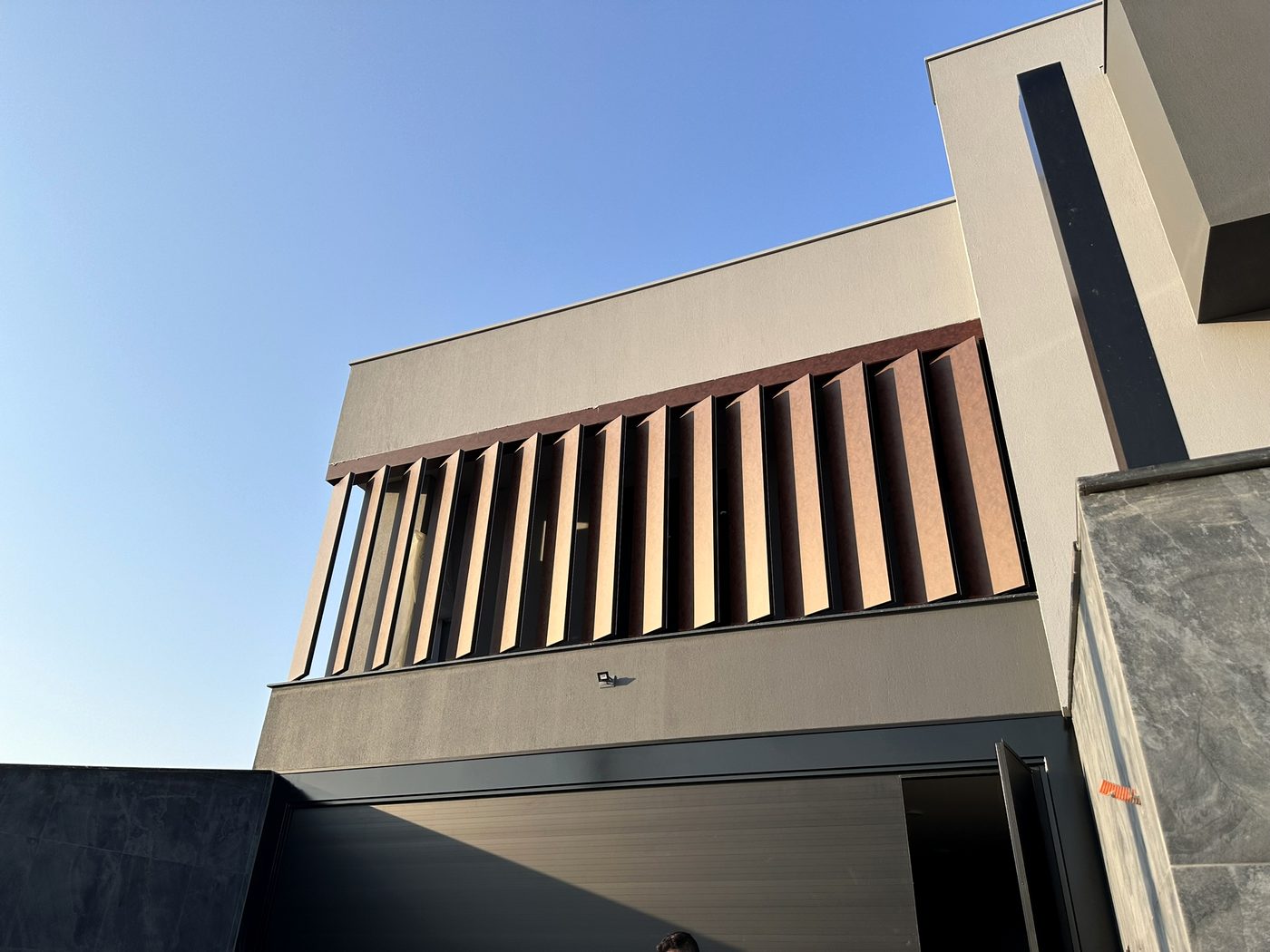Fachada exposta à luz solar direta