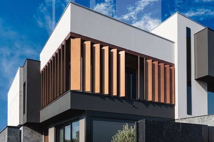 Fachada residencial com brise motorizado Oriuz