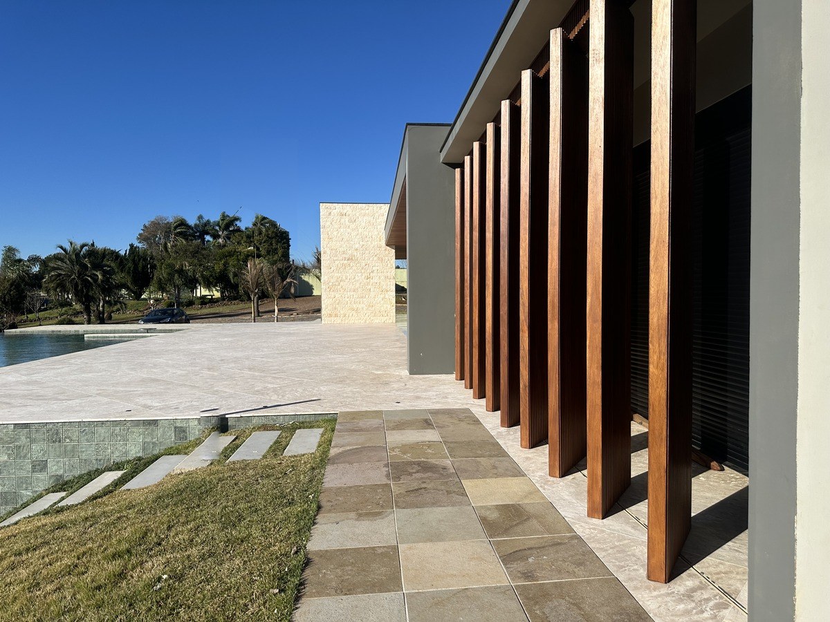 Portas e janelas motorizadas Oriuz em obra residencial